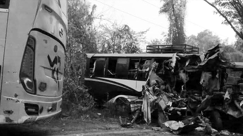 লোহাগড়ায় ঈদের সকালে দুই বাসের মুখোমুখি সংঘর্ষ, নিহত পাঁচ